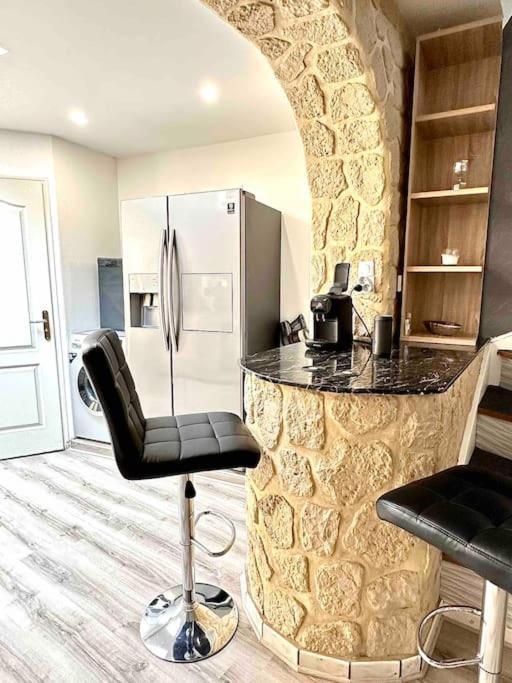 Belle Maison Avec 2 Croix